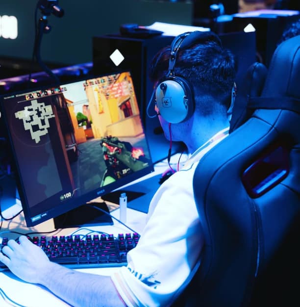 Xazyy di spalle, in gioco durante un evento dal vivo
