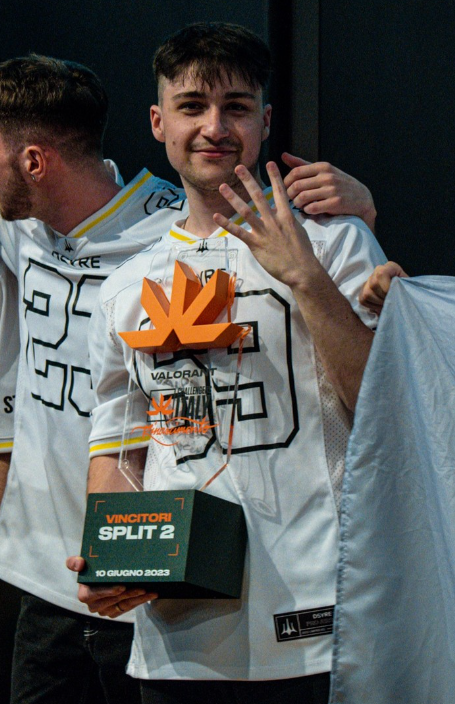 Xazy fa il quattro con la mano